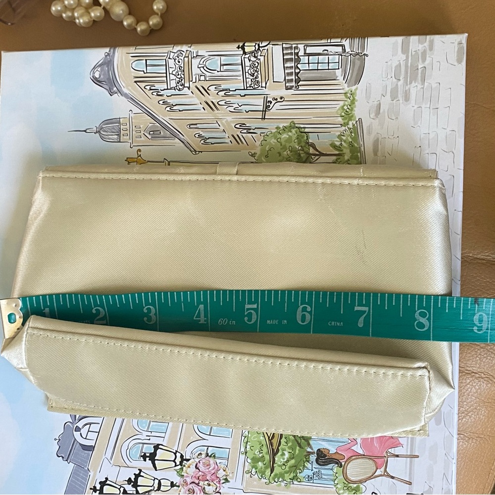 Bvlgari Ivory Satin Clutch Emirates Toiletries Amenity Pouch with Logo Gold Ring - Picture 14 of 15